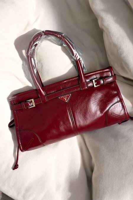 شنطة - PRADA Bonni / تركي المنشآ - خمري <br> <span class='text-color-warm'>نفدت الكمية</span>